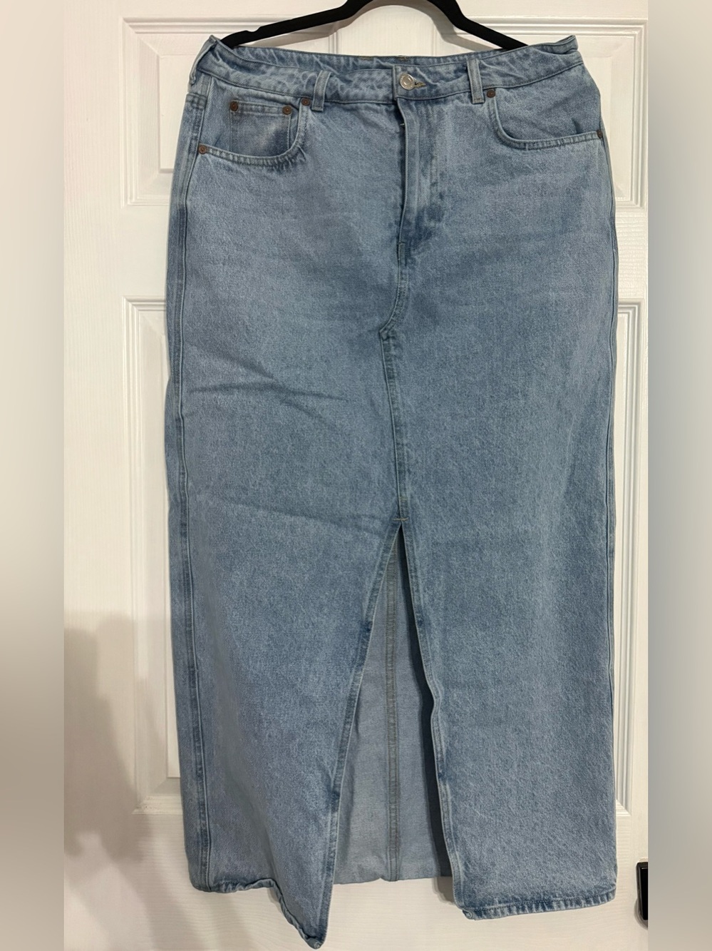 Straight Leg Women's Jeans in Light Blue Denim